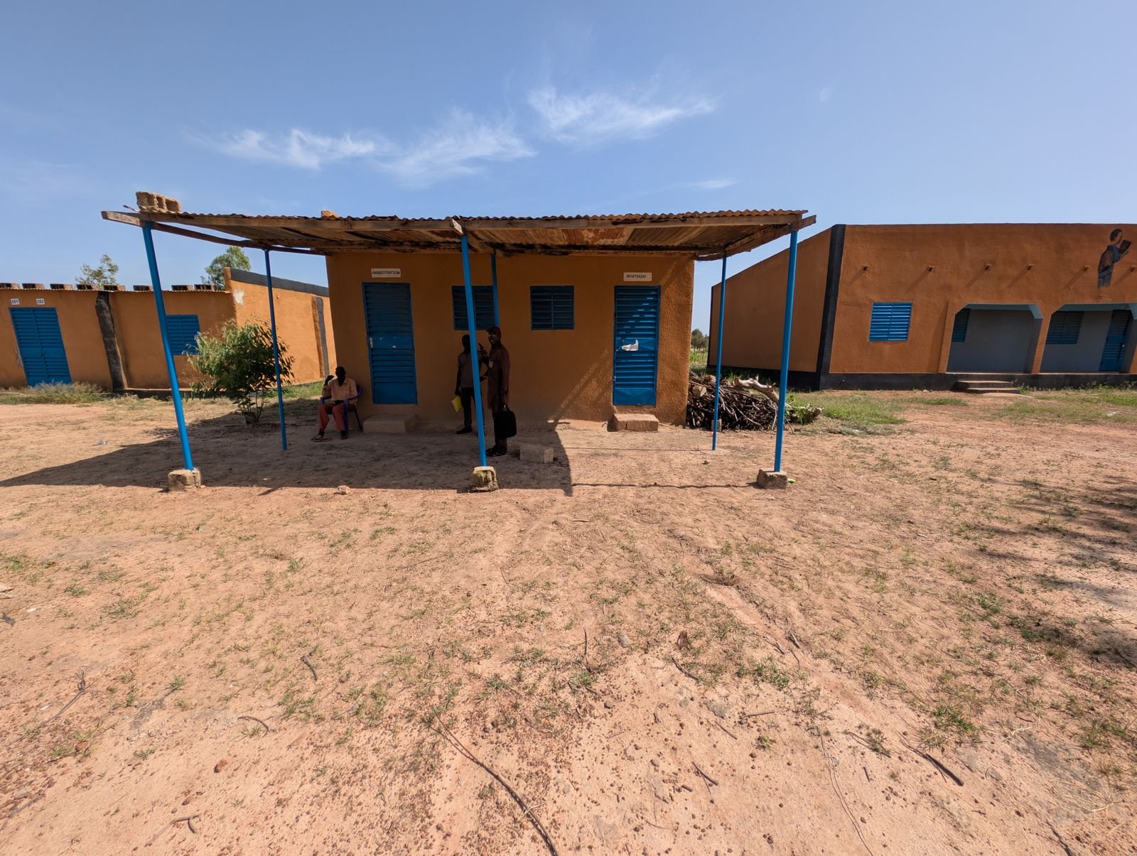 Cour et abri du site de Bendatoega